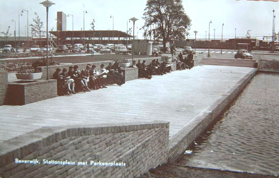 Stationsplein
Wederom een beeld van het Stationplein daterend van kort na 1960. De vijver, bedoeld als een opvang voor water dat door de scheijbeeck wordt aangevoerd, kwam in de plaats van de weide. De zitbanken op het verlaagde gedeelte hebben een grote aantrekkingskracht. Menigeen komt er even gezellig buurten, de fonteinen zorgen altijd voor een sfeervol geheel.
Keywords: Stationsplein bwijk