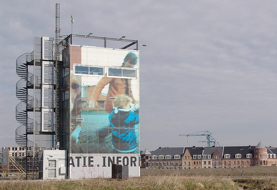 Info toren van de broekpolder
Info toren van de broekpolder, de grote mis kleun van de gemeente beverwijk, de toren heeft een paar jaar dienst gedaan maar is 2007 gesloopt voor oud ijzer prijs...

foto M v Veelen
Keywords: broekpolder bwijk