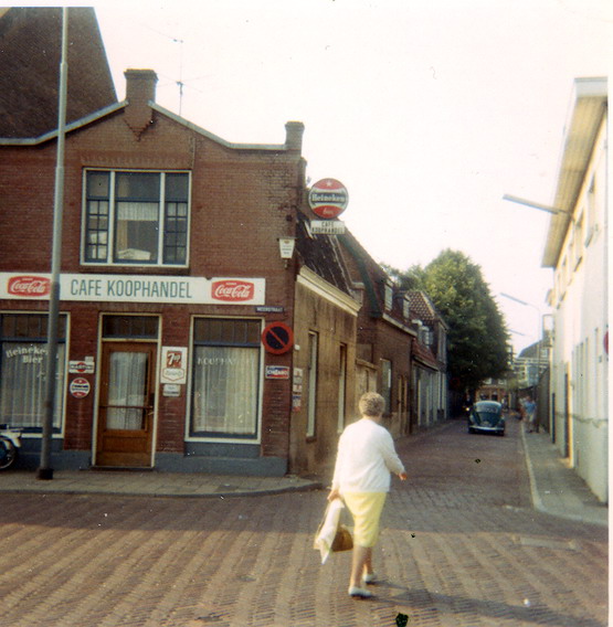 Cafe Koophandel
Cafe Koophandel aan de Meerplein uitbater was J Klijnzoon.
ook n mooie in kijk Bloksteeg
Keywords: bwijk meerplein bloksteeg