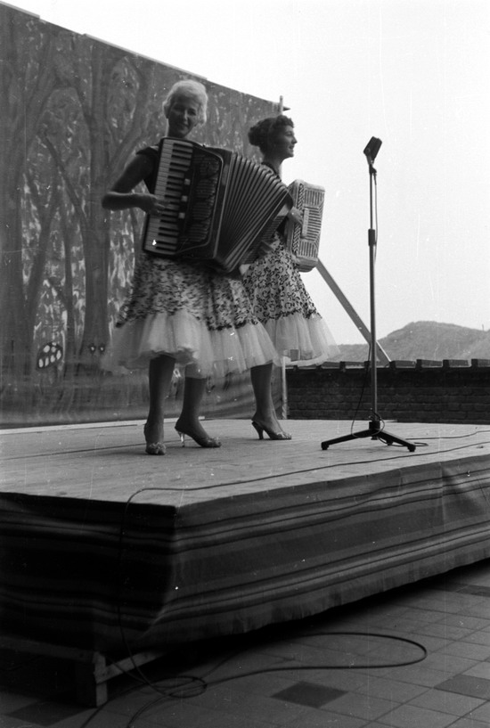 Personen uit dorp
Meisjes met accordion treden op in Heliomare.

foto: De Weijers
Keywords: Personen waz