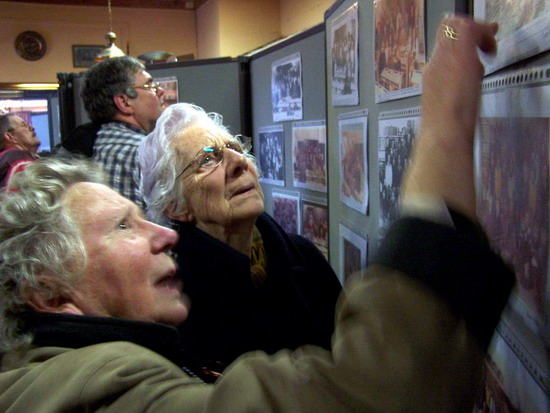 Personen uit het dorp
Expositie in de Cafe de Zon 2004

Mevr v Soest en ?
Keywords: personen waz