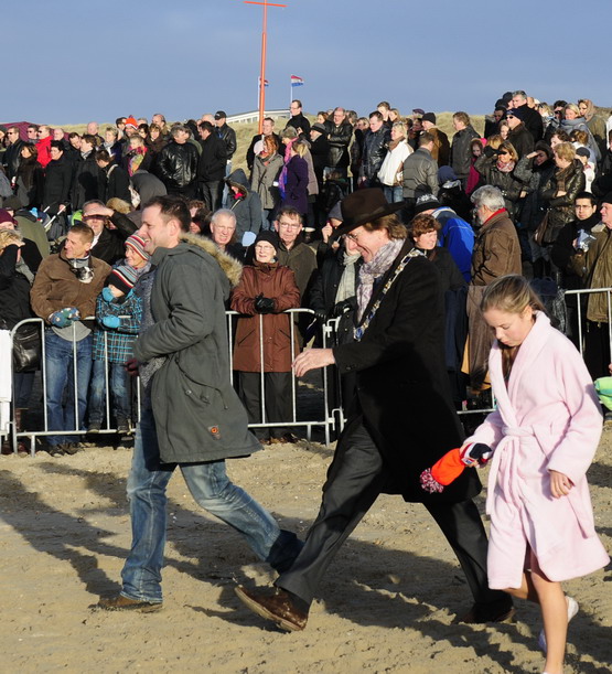 Nieuwjaarsduik 2011
Nieuwjaarsduik 2011 met burgemeester Han v Leeuwen en R v Son op weg maar de  start
Keywords: waz Nieuwjaarsduik 2011