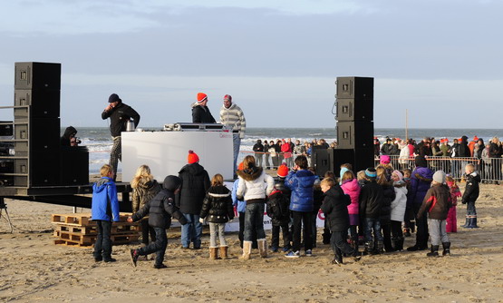 Nieuwjaarsduik 2011
Nieuwjaarsduik 2011 ook de kinderen moesten vermaakt worden 
Keywords: waz Nieuwjaarsduik 2011