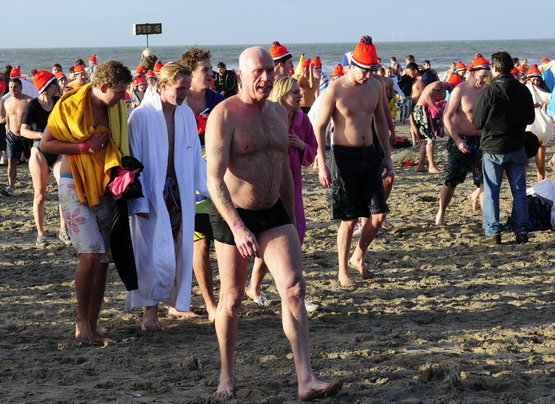 Nieuwjaarsduik 2011
Nieuwjaarsduik 2011
de eerste Wijk aan Zeeer en de eenige, Wim Schellevis, knap hoor Wim
Keywords: waz Nieuwjaarsduik 2011