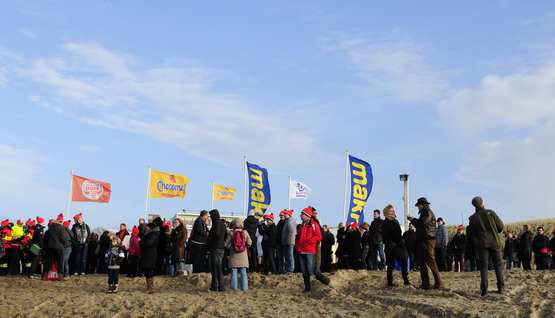 Nieuwjaarsduik 2011
Nieuwjaarsduik 2011 zo druk was het niet eerder geweest 
met rode jas Marcel Trieling
Keywords: waz Nieuwjaarsduik 2011