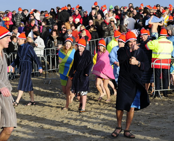 Nieuwjaarsduik 2011
Nieuwjaarsduik 2011
Theo Burger in donkere badjas
Keywords: waz Nieuwjaarsduik 2011