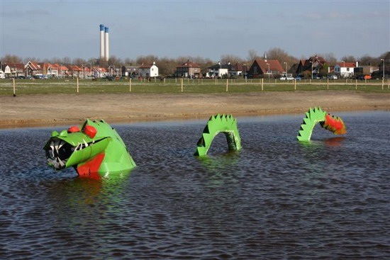 Drakenvijver
De dorpsweide is op de schop gegaan, om wateroverlast door regen in het dorp te lozen op de weide. Maar het is op een mislukking uitgedraaid: het is een vijver geworden. Het is 80 cm in diep uitgegraven.  Daarom staat er steeds water in, dit tot groot ongenoegen van de Wijk aan Zee-ers. Als 1 aprilgrap is er een Draak in gezet! (Drakenvijver).
Keywords: dorpsweide waz