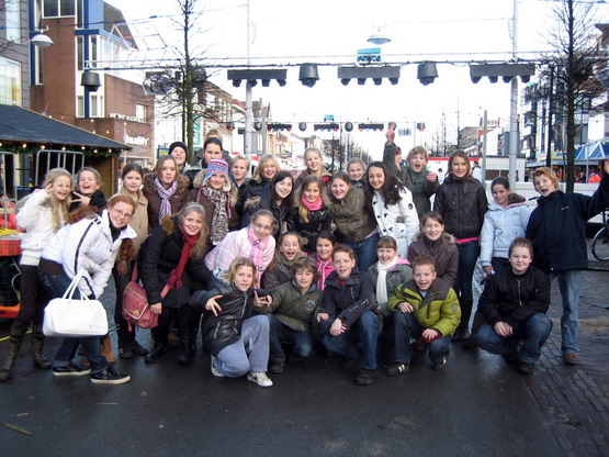 Personen uit Beverwijk
De jeugd op weg naar de ijsbaan, de baan werd weer druk bezocht dit jaar, het was de laatste keer? het geld is op bij de gem. Beverwijk  ( Kosten meer dan 100.000 euro)

foto wijkzaken
Keywords: bwijk