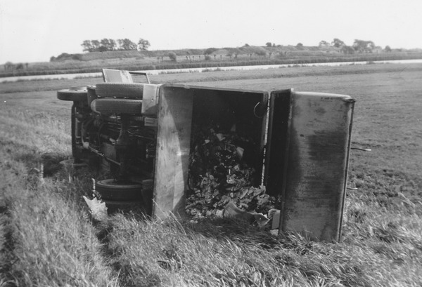 Jan Steijn
Vuilnisauto van de dijk af gereden.

foto Joke Klinker - Steijn
Keywords: bwijk steijn