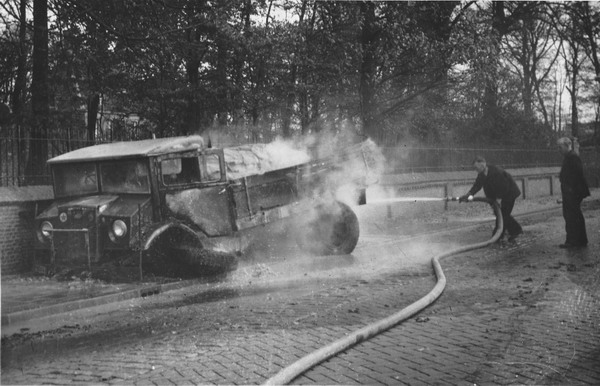 Jan Steijn
Auto brand op de Velserweg bij Akerendam,
Frans van Dessel en Jan Steijn.

foto Joke Klinker-Steijn
Keywords: bwijk steijn