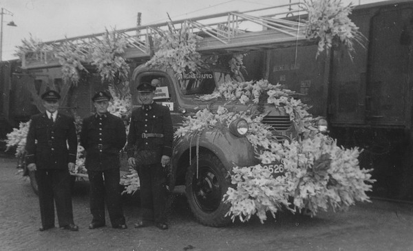 Jan Steijn
Gladiolencorso, Aug 1952 te Beverwijk met van links naar rechts
Bert Visser, Jan Steijn en Frans Hommes.

foto Joke Klinker - Steijn
Keywords: bwijk steijn