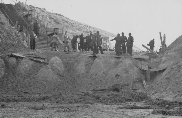 Jan Steijn
Februari storm 1953 De Zwaanstraat te Wijk aan Zee 
O.A  Jan vd Meij (Jan Maat) uit de Duinweg

foto Joke Klinker-Steijn
Keywords: bwijk steijn