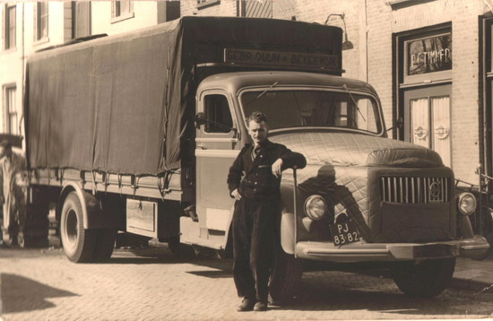 Vrachtwagen van firma van Duin
Een foto van mijn vader Rinus Wormsbecher. De foto is genomen op de Meer voor cafe Timmer. Mijn vader was toen werkzaam bij de Gebroeders Duin (import groente en fruit). Ik denk dat de foto een duidelijk tijdsbeeld geeft van de Beverwijk in de begin jaren 50.

foto:  Cor Wormsbecher
Keywords: meer bwijk