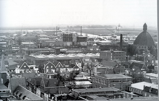 Panorama
Achter op de foto zien we de Gasfabriek, rechts de kerk op de Breestraat. Ook de Bever groentenfabriek en machinefabriek de Kennemer zien we, onder is de Peperstraat zichtbaar.

foto: J de Swart
Keywords: bwijk Panorama
