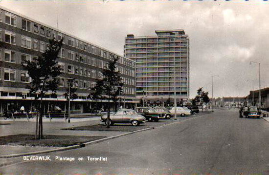 Plantage
De flat aan de Warande- hoek  Plantage was vele  jaren het hoogste gebouw van de gemeente Beverwijk. De eerste steen van het complex van de Stichting Humanitas, bedoeld voor oudere bewoners, werd gelegd op 7 mei 1960. Enkele jaren geleden is het gebouw- met op de begane grond een garagebedrijf- gesloopt. De eigenaar van het verdwenen pand en nu dus van de grond, Woonzorg Nederland heeft wel bouwtekeningen ingediend, maar van nieuwbouw op het braakliggende stuk is nog niets te zien; dure bouwgrond, niet vanwege de oppervlakte, maar vanwege het bestemmingsplan, omdat  er zo “hoog in de lucht” gebouwd mag worden.     

Bron: boek “Dit was Beverwijk”, auteurs: J.M. Van der Linden/ W. A. Spruit   
Bewerking: Co Backer         

Keywords: bwijk Plantage