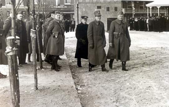 Prins Bernhard
De prins bezoekt de troepen in Wijk aan zee 1939.
Keywords: personen waz