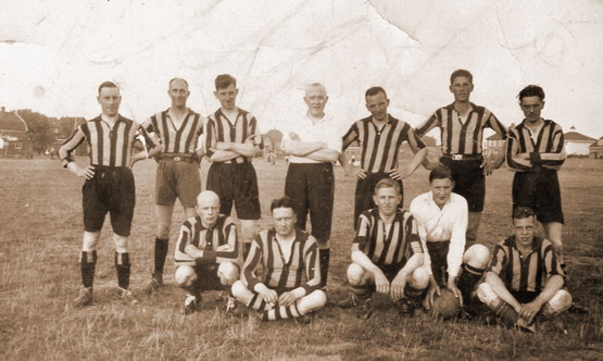 Voetbal Wijk aan Zee
Voetbal Wijk aan Zee  
Wijk aan Zee zakenlieden elftal anno augustus 1932. Achterste rij Nico Bol, Jac Zwart, Tienus Bootsma, Slager Schaaper (deze heeft slechts enkle jaren in WAZ gewoond, in het pand Voorstraat 28 deze niet te verwarren met Slager Schaaper, Antoon Schelvis, Arie Durge, Jan Bodewes, voorste rij Jan Raadsveld, Nelis de Boer, Eef Gerritse, Jan Dobber, Jan van der Aar.  

Keywords: waz voetbal