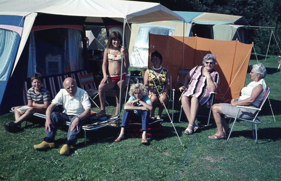 Personen uit het dorp
Fam Jan en ? Raadsveld en dochter Nicky? en kinderen en mevr Gre vd Linden vd Meij.
Keywords: Personen waz