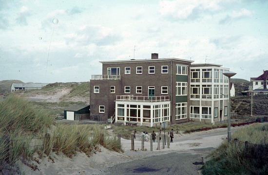 Relweg - Emma Kinderhuis
Emmakinderhuis, een vakantiehuis voor bleekneusjes aan de Relweg, later gekraakt en nu hotel Zeeduin.
Keywords: waz Relweg Emma Kinderhuis