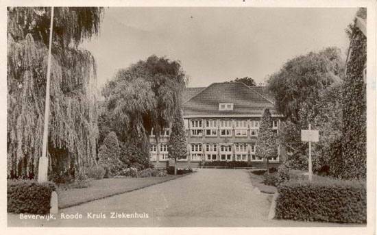 Rode Kruis Ziekenhuis
Het Rode Kruis Ziekenhuis aan de Vondellaan begin vijftiger jaren. Voor de bouw van het ziekenhuis moesten enkele villa's aan die zijde gesloopt worden. Het ziekenhuis werd op 21 september 1927 door Prins Hendrik geopend.
Drs. Westenburg, voorzitter van de afdeling Beverwijk van het Nederlandse Rode Kruis zei bij de opening: In het ziekenhuis klopt de ziel van een groot deel van de bevolking, de volkswil zat er achter, immers het ziekenhuis was met geestdrift en elan tot stand gebracht. Het kwam met veler financiële medewerking tot stand, de drie gemeenten rond Beverwijk wensten echter niet bij te dragen, dat ging destijds net zo als nu. Het ziekenhuis telde bij de opening 27 bedden, dat kon uitgebreid worden tot 45 bedden. Voorts een barak voor besmettelijke ziekten met acht bedden. Enkele na-oorlogse uitbreidingen waren er de oorzaak van dat van het oude ziekenhuis eigenlijk niets meer gebleven is.
Keywords: Rode Kruis Ziekenhuis bwijk