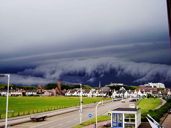 Rolwolken boven Wijk aan Zee
Slecht weer op komst voor Wijk aan Zee?

foto: Jan de Boer verl. Voorstraat.
Keywords: waz