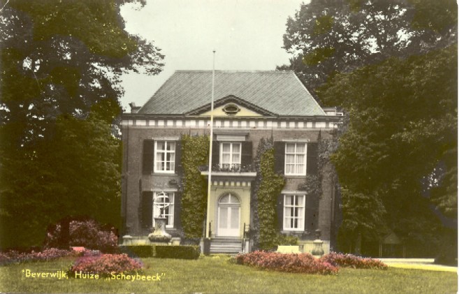 Het Huis Scheijbeeck
De afbeelding van Huize Scheijbeeck dateert uit rond 1960, het werd toen gebruikt als raadhuis. De oudste afbeelding dateert uit 1625. Het huis was toen eigendom van Laurens Joosten Baeck die het had gekocht van Mr.Wouter Govertsz van Leent. In de verkoopakte wordt gesproken van grond mette huijsinge ende plantagie aan Louris Joosten Suijkerbakker, woonende tot Amsterdam. Scheijbeeck heeft in de loop van de eeuwen vele eigenaren gehad, teveel om op te noemen. In 1946 werd het raadhuis, het werd gehuurd van de erven van Hattum. 
In 1950 kocht de gemeente het huis en het bleef tot begin 1965 raadhuis. Toen werd het huidige stadskantoor betrokken. 
In 1965 kreeg o.a. de Beverwijkse Sociaal Culturele Raad het huis in gebruik en ook de Kennemer Oudheidkamer richtte enkele ruimten in als museum. 
In 1989 werd het pand in erfpacht uitgegeven aan de Scheijbeeckstichting, in 2000 is het in eigendom overgegaan aan de Buko Beheer. Het is bekend dat in de tijd dat Baeck Scheijbeeck in eigendom had Joost van den Vondel in dit huis tijdelijk onderdook omdat hij door zijn treurspel Palamedes vervolgd dreigde te worden. Hij schreef veel gedichten over het huis en de bewoners.
Keywords: bwijk Het Huis Scheijbeeck