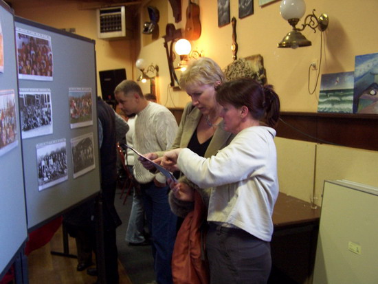 Personen
Expositie in de Cafe de Zon 2004 Meisjes Schellevis en Bol.

eigen foto
Keywords: Personen