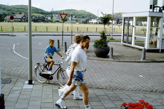 Personen
Gerhard Schellevis op weg naar het strand (voor 1982).
eigen foto
Keywords: personen