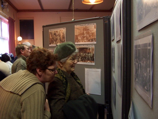 Personen uit het dorp
Expositie in de Cafe de Zon 2004
Mevr E. Schelvis uit de relweg.
Keywords: personen waz