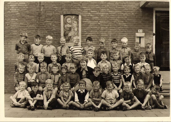 School klas uit beverwijk
Dan de foto van de st.jozef school 1 klas 1955 als ik het goed heb.zoals u ziet veel makke schapen in een hok moet je nu eens meekomen.Afijn weet nog een paar namen misschien weten anderen het aan tevullen?55jaar later ontgaan wel een paar namen>achterste rij staand van L naar R; F.koedijk-H.v.d.Meij?-F.Luttikhuizen?c.van Nieuwenhuizen-SJ.Roggeveen?L.Niesten-NN-NN-R.Westrate.In het midden Mej.Schiltkamp/ onderste rij derde van links zittend jos bakker die weet ik nog.Verders te veel gissen.Hoop dat het een beetje duidelijk is en dat het lukt.Gr.C.van Nieuwenhuizen.(bennebroek).

foto cees van nieuwenhuizen
Keywords: bwijk school st jozef school