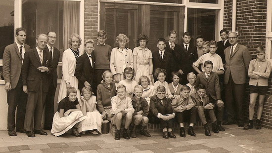 Heilighart school
Klassen foto van de Heilighart school met o.a.hr Taks, hr Hartjes, juf Boon hr Fluitman en hr Heijnis.

foto frans schelvis
Keywords: Heilighart school