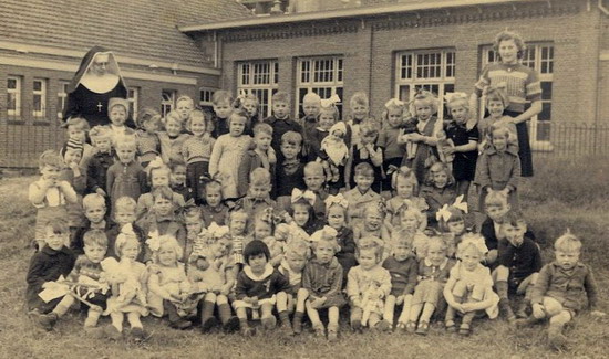 Heilighart school
Drie klassen op de foto 1952?

foto R Brasser
Keywords: scholen waz