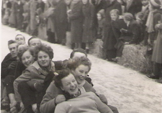 Sleetje rijden van de Hoge Kop
Zeepkistenrace vanaf de Hoge kop op 12 augustus 1950.
En wat een bekijks heeft het! De derde prijs werd gewonnen door Jaap Schelvis. Voor iedere deelnemer was er 1 stuk karnemelkzeep en een blik lagervet van de firma Beverol voor het smeren van de assen.

foto: Jaap Schelvis
Keywords: Hoge Kop waz