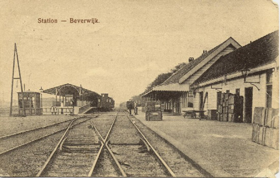 Station Beverwijk
Het oude spoorwegstation van Beverwijk rond 1920. Rechts de loods van Van Gend en Loos. Die firma zorgde voor het vervoer van goederen per spoor en bezorgde ook. De mensen midden op de foto wachten voor de oversteek naar het perron. Links zien wij het huisje van de kaartjescontroleur, want een ieder moest in het bezit zijn van een kaartje. De afhalers wachtten in de regel buiten het perron, want om op het perron te mogen staan, moest eerst een perronkaartje gekocht worden. De trein- en perronkaartjes moesten bij het verlaten van het perron altijd ingeleverd worden.
Keywords: bwijk Station Beverwijk