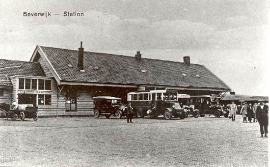 Station Beverwijk
Het oude stationsgebouw van de Hollandse Spoorweg Maatschappij. In 1867 gebouwd en in 1960, na het gereedkomen van het nieuwe station, gesloopt. De ansichtkaart dateert uit de twintiger jaren, want toen kwam het vervoer per taxi en autobus eerst goed op gang. Voordien, tot 1924, reed er een paardentram naar Wijk aan Zee en een stoomtram van Haarlem naar Alkmaar, maar reden er ook al treinen.
Keywords: bwijk Station Beverwijk