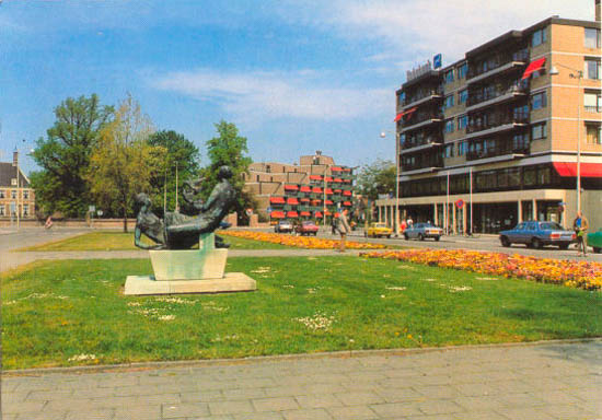 Stationsplein
Op de foto het beeld van het Stationsplein die op 29 april 1960 gelijktijdig met het nieuwe station werd onthuld. Onderdeel van de opening van station en plein was de onthulling van de beeldengroep door een ballet uitgevoerd door leerlingen van de Dansschool Bolhoven. Het beeld staat, totdat het Stationplein klaar is, op de Huiderlaan. Op het plein stonden ook een veelvoud aan lantaarnpalen, ook wel schertsend het “palenpark” genoemd. 

Bron: Boek “Dit was Beverwijk”, auteurs: J.M. Van der Linden/ W. A. Spruit                 
Bewerking: Co Backer
                                                   
Keywords: bwijk Stationsplein