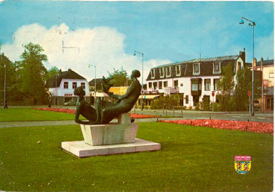 Stationsplein
Op de foto het beeld van het Stationsplein die op 29 april 1960 gelijktijdig met het nieuwe station werd onthuld. Onderdeel van de opening van station en plein was de onthulling van de beeldengroep door een ballet uitgevoerd door leerlingen van de Dansschool Bolhoven. Het beeld staat, totdat het Stationplein klaar is, op de Huiderlaan. Op het plein stonden ook een veelvoud aan lantaarnpalen, ook wel schertsend het “palenpark” genoemd.  

Bron: Boek “Dit was Beverwijk”, auteurs: J.M. Van der Linden/ W. A. Spruit                 
Bewerking: Co Backer
                                                               
Keywords: bwijk Stationsplein