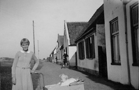 Stetweg
Het meisje links is Grada de Winter, later van Amerongen.

foto: Cor Visser Zierikzee 
Keywords: waz Stetweg