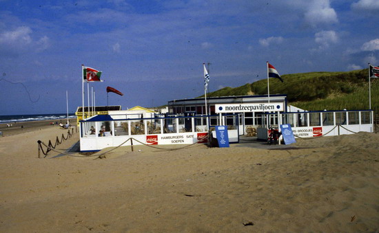 Paviljoen Noordzee
Strandpaviljoen Noordzee Aad Schelvis was toen eigenaar. Later heeft zoon Gijs er ook nog in gestaan.
Keywords: waz strand