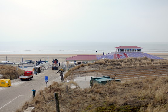 Strand en Zee
Strandhuis in aanbouw van boven gezien, met het dak opbouw waar men over valt te hoog geen gezicht? ik denk als het af is het n verrijking is voor het strand.
foto jl
Keywords: waz strandhuis