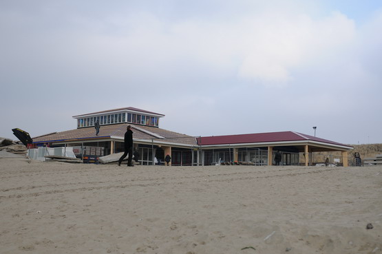 Strand en Zee
Het Strandhuis in aanbouw feb 2010 na wat start problemen met de buren, goed voor dorp nu kan je 365 dagen n bakkie halen! en uit waaien.

foto jl
Keywords: waz strandhuis