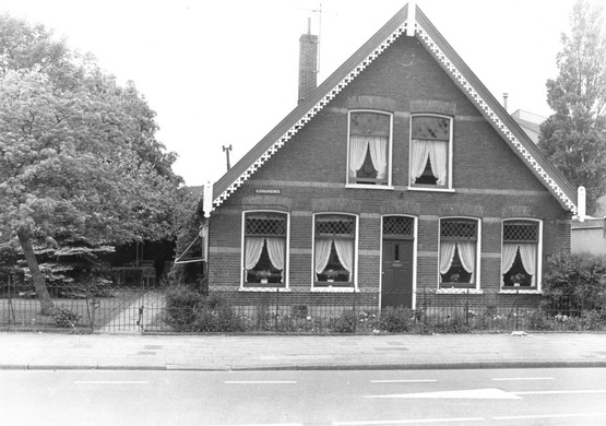 Alkmaarseweg
Op de Alkmaarseweg stond eens de boerderij van de Fam. A. van der Lem. Deze boerderij werd gesloopt in 1996. De kosten van restauratie waren veel te hoog en een verwoede poging tot plaatsing op de Rijksmonumentenlijst werd afgewezen. De gemeente wilde zonder meer nieuwbouw. De boerderij van Arie van der Lem heeft plaats moeten maken voor een appartementsgebouw.
Bron: boek “Dit was Beverwijk”, auteurs: J.M. Van der Linden/ W. A. Spruit                 
Bewerking: Co Backer

Keywords: bwijk Alkmaarseweg