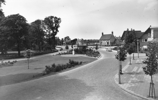 Westhoutplein 
Westhoutplein met doorkijk naar Warande
Keywords: Westhoutplein bwijk