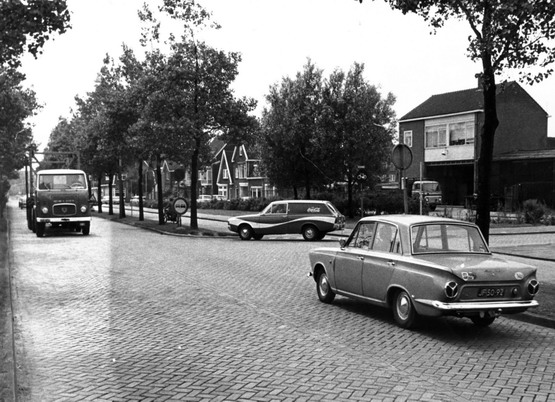 Spoorsingel 
Spoorsingel hoek Schans mei 1971     

De Spoorsingel is een van de drukste doorverbindingstraten van Beverwijk. De straat behoort bij de langste straten van Beverwijk. Hij begint bij de Koude Horn en eindigt bij het nieuwe viaduct aan de Laan der Nederlanden. De straat loopt evenwijdig aan de spoorlijn Beverwijk-Uitgeest. 

Bron: Boek “Dit was Beverwijk”, auteurs: J.M. Van der Linden/ W. A. Spruit                 
Bewerking: Co Backer
                                                             
Keywords: Spoorsingel bwijk