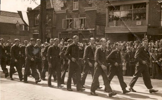 Strijdkrachten op de Breestraat
Keywords: breestraat oorlog bwijk