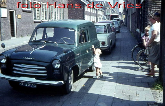 Fam Fotos 
De deze foto geeft ook weer een mooi beeld van de Koningstraat. Mijn Zwager liet zijn "auto van de zaak" zien, een Ford Thames.
Keywords: bwijk Fam