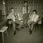 Filename=Accordeon_trio agp agp.jpg
Filesize=83KiB
Dimensions=550x549
Date added=Nov 08, 2009 Accordeon_trio agp agp.jpg