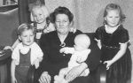Filename=Oma de Winter met haar kleinkinderen agp.jpg
Filesize=53KiB
Dimensions=550x348
Date added=Nov 09, 2009 Oma de Winter met haar kleinkinderen agp.jpg