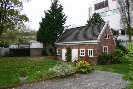 Velserweg Tuinhuisje
Tuindershuisje in de tuin achter Beijerlust (pand Hoekstra) aan de Velserweg.
Wordt gesloopt voor nieuwbouw Rode Kruis Ziekenhuis.

nov 2005
Keywords: bwijk Velserweg