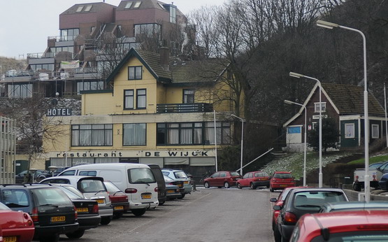 Van Ogtropweg
Van Ogtropweg, ook hier zal spoedig de sloop in komen
en nieuwbouw 3 hoog voor plaats maken.

foto jl
Keywords: waz Van Ogtropweg